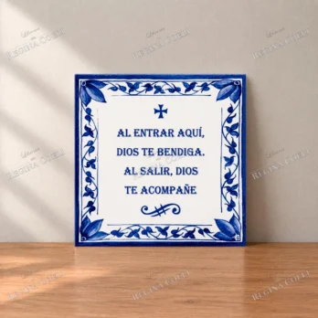 CERÁMICA «AL ENTRAR AQUÍ DIOS TE BENDIGA, AL SALIR DIOS TE ACOMPAÑE» (A 069)